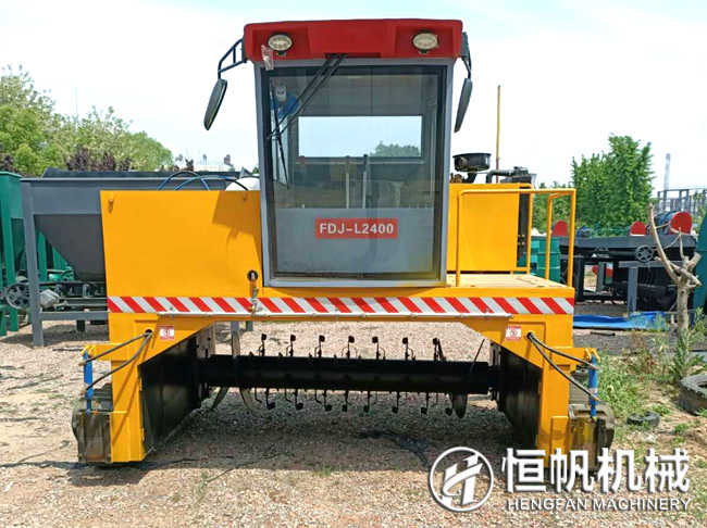 有機(jī)肥翻堆機(jī)(翻拋機(jī))設(shè)備多少錢?(圖2) 履帶翻堆機(jī)